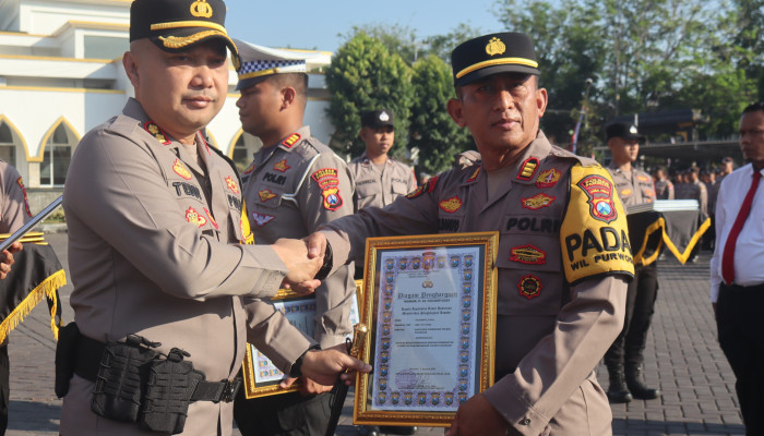 Kapolres Pasuruan Pimpin Upacara Kenaikan Pangkat Pengabdian Dan Pemberian Reward Personil Berprestasi