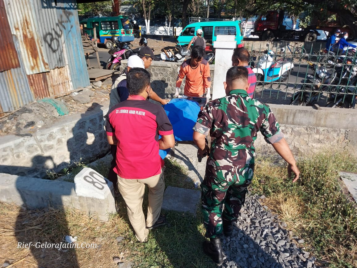 Petugas Dan Warga Mengevakuasi Jenazah Mat Satir Menuju Forensik Rs Anwar Medika Balongbendo