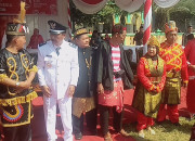 Pakai Baju Adat Dayak, Camat Sedati Pimpin Upacara Hut Ri Ke 79 Dengan Nuansa Adat Nusantara