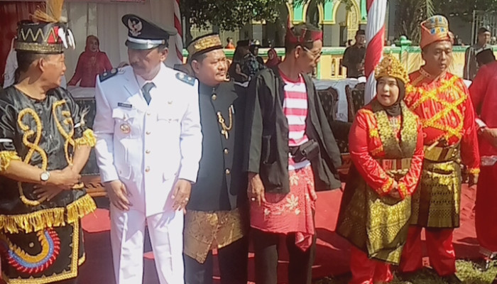 Pakai Baju Adat Dayak, Camat Sedati Pimpin Upacara Hut Ri Ke 79 Dengan Nuansa Adat Nusantara