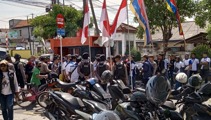 Dua Hari Demo, Kapolsek Gedangan Di Backup Dalmas Polresta Sidoarjo Kawal Massa Aksi Di Pt Indomarco Untuk Cegah Anarkis