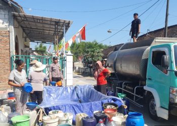 Polres Bojonegoro Kembali Salurkan Bantuan Air Bersih untuk Warga Desa Pejok