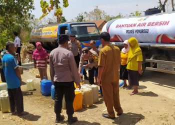 Polres Ponorogo Droping Air Bersih untuk Warga Desa Duri