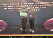 Plt Bupati Sidoarjo Subandi Terima Penghargaan Uhc Award 2024