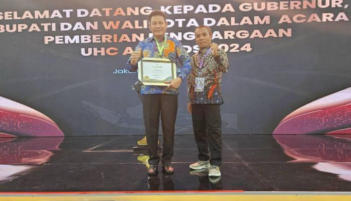 Plt Bupati Sidoarjo Subandi Terima Penghargaan Uhc Award 2024