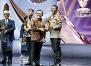 Tingkatkan Inovasi Digital Layanan Publik, Kapolresta Sidoarjo Terima Penghargaan Pemimpin Daerah Awards 2024