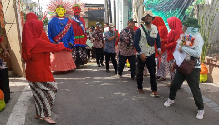Lomba K3 Desa Semampir Disambut Antusias, Ada Ondel-Ondel Hingga Penampilan Warga Agar Tak Buang Sampah Sembarangan