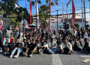 Mahasiswa Uwks Gelar Aksi Serentak Kawal Demokrasi Di Depan Gedung Dprd Jatim