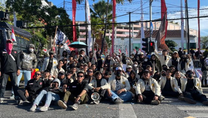 Mahasiswa Uwks Gelar Aksi Serentak Kawal Demokrasi Di Depan Gedung Dprd Jatim