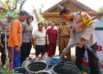 Droping Air Bersih di Desa Dayakan Polres Ponorogo Akan Bangun Sumur Bor Lagi