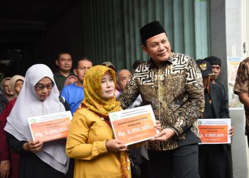 Plt Bupati Sidoarjo Subandi Beri 5 Juta ke Pedagang Pasar Krian dan Siapkan Perbaikan 