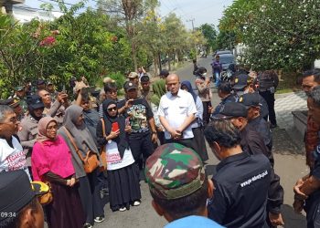 Jurusita PN Sidoarjo Eksekusi Rumah Warga Perum Taman Tirta