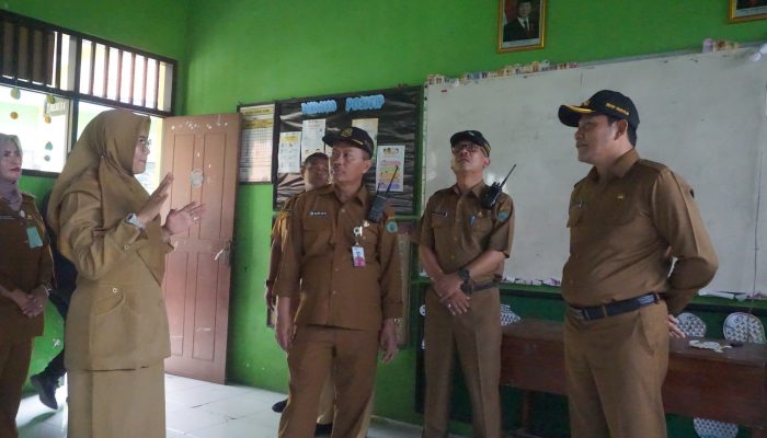 Plt. Bupati Sidoarjo Merespon Cepat Meninjau Sdn Sidodadi Yang Rusak Akibat Hujan Deras