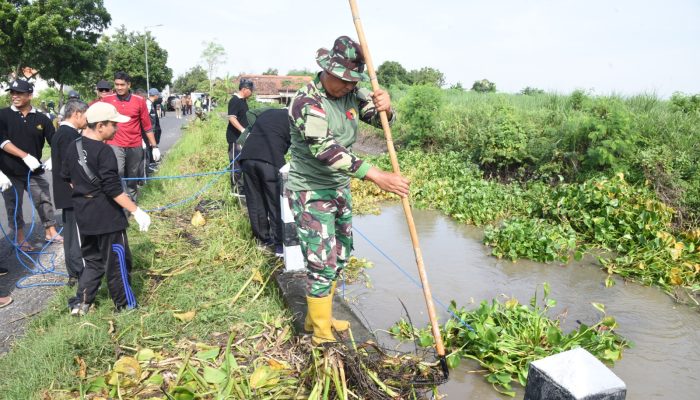Pemkab Sidoarjo Giatkan Jumat Pagi Dengan Bersih-Bersih Sungai