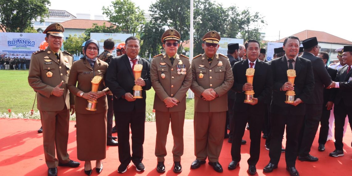 Plt. Bupati Sidoarjo Terima Penghargaan Sebagai Pembina K3 Terbaik Jatim