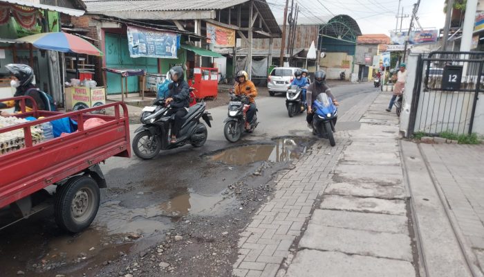 Tidak Dikembalikan Dengan Baik, Bekas Proyek Pdam Sebabkan Beberapa Pengendara Terjatuh