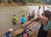 Polisi Dan Warga Bantu Seberangkan Anak Sekolah Di Jember Gunakan Bambu Rakit Akibat Jembatan Putus