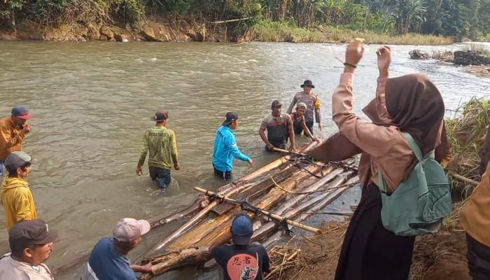 Polisi Dan Warga Bantu Seberangkan Anak Sekolah Di Jember Gunakan Bambu Rakit Akibat Jembatan Putus