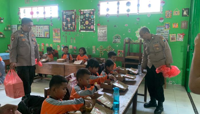 Polres Nganjuk Bagikan Makan Siang Bergizi Gratis Di Sdn 1 Wilangan