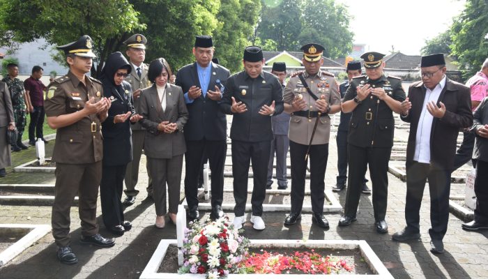 Memperingati Harjasda Ke 166 Tahun 2025, Plt. Bupati Sidoarjo Ziarah Ke Makam Mantan Bupati Sidoarjo Terdahulu