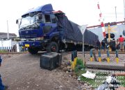 Tersangkut Di Rel Ka Kureksari, Truck Fuso Muat Plat Baja Besi Bikin Lalin Macet 4 Jam