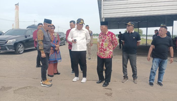 Sidak Jalan Rusak Di Banjar Kemuning, Plt Bupati Sidoarjo Melarang Aktivitas Pengurukan Proyek  