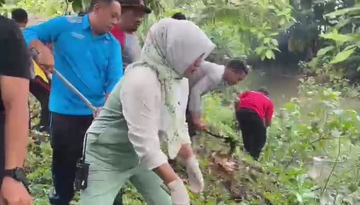Camat Gedangan Ajak Bersih-Bersih Sungai Di Desa Keboan Sikep