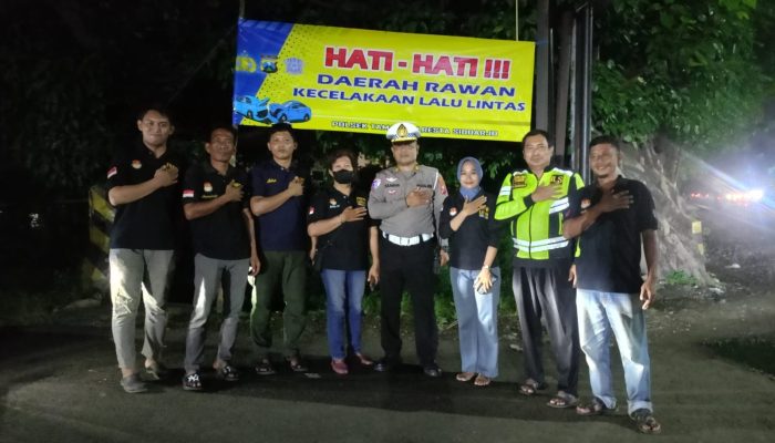 Polisi Pasang Banner Himbauan Rawan Kecelakaan Lalu Lintas Di Jalan Raya Trosobo