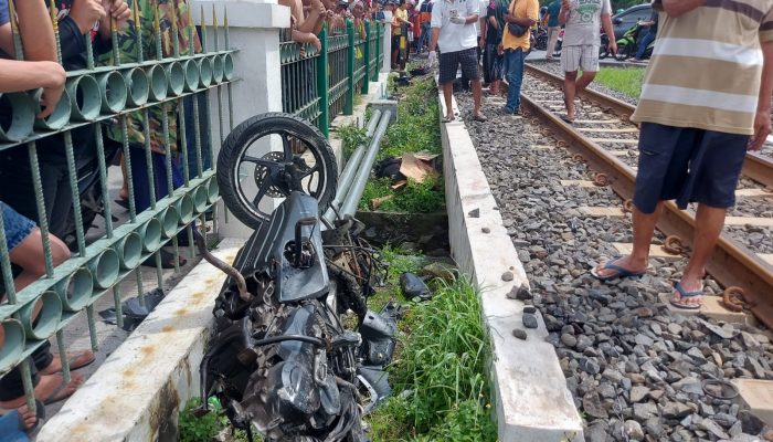 Diduga Terobos Palang Pintu Kereta Api, Pria Asal Surabaya Tewas Sia-Sia