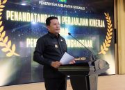Plt. Bupati Subandi Serahkan Penghargaan Sakip Dan Ipp Kepada Perangkat Daerah Terbaik