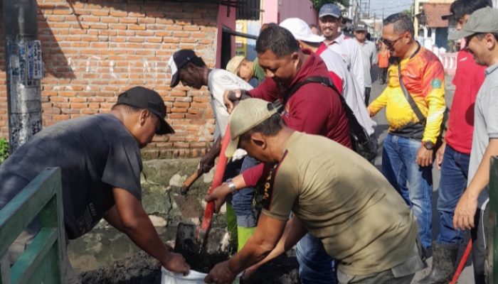 Camat Taman Gelorakan Jihad Merawat Sungai Dari Gangguan Sampah