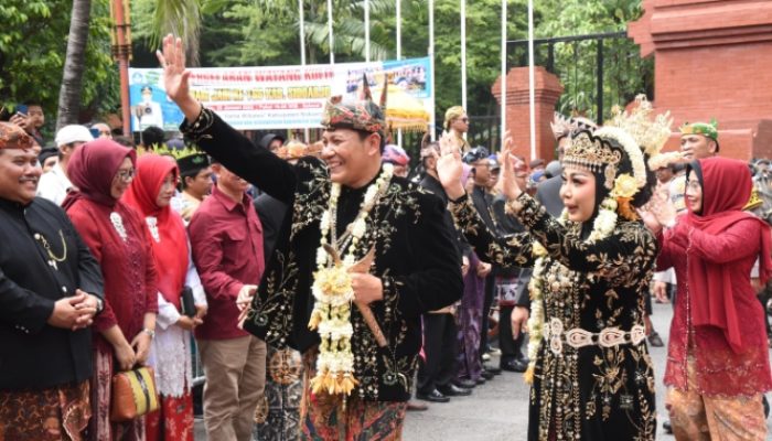 Tradisi Dan Budaya : Gunungan Sedekah Bumi Warnai Harjasda Sidoarjo Ke-166