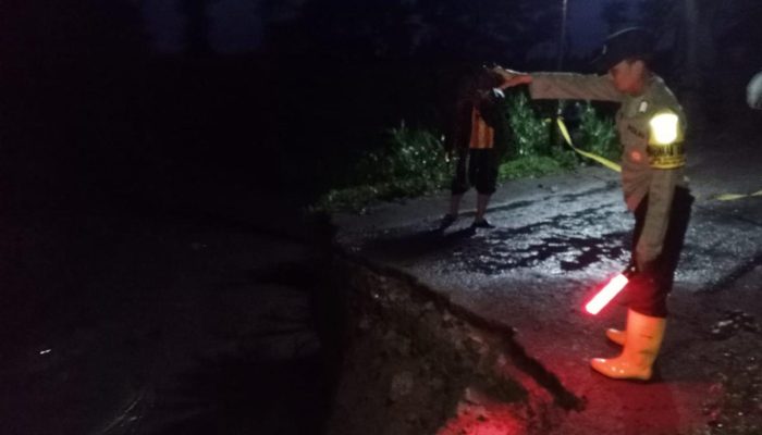 Polres Kediri Gercep Tangani Banjir, Pasang Police Line Di Jembatan Putus Untuk Keselamatan Warga