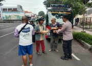Jumat Berkah, Polresta Banyuwangi Berbagi Nasi Kotak Untuk Warga Masyarakat