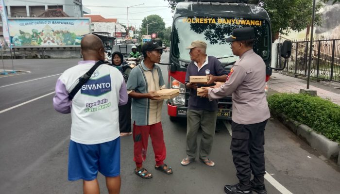 Jumat Berkah, Polresta Banyuwangi Berbagi Nasi Kotak Untuk Warga Masyarakat
