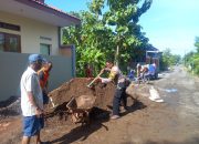 Anggota Polsek Krembung Kerja Bakti Bareng Warga Renovasi Mushola