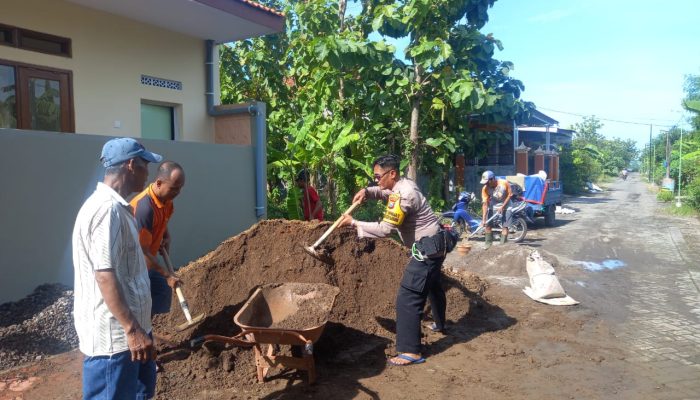 Anggota Polsek Krembung Kerja Bakti Bareng Warga Renovasi Mushola