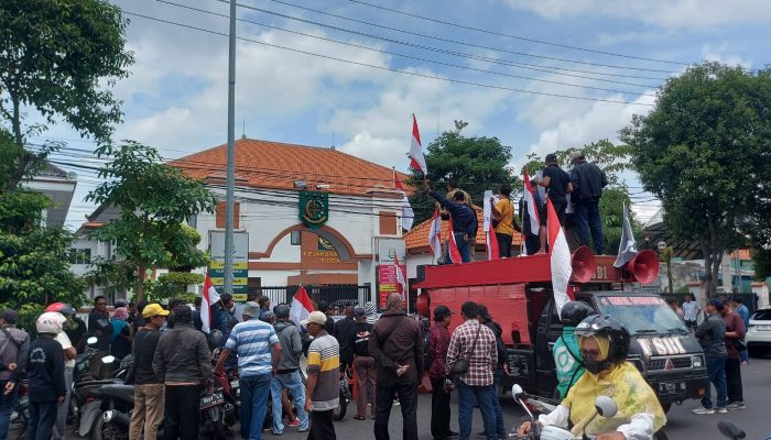 Aksi Damai Warga Desa Banjar Kemantren Desak Kejari Sidoarjo Tuntaskan Laporan Dugaan Pungli Ptsl Dan Korupsi Program Ketahanan Pangan