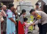 Polsek Taman Peduli Dengan Bagikan Makanan Gratis 