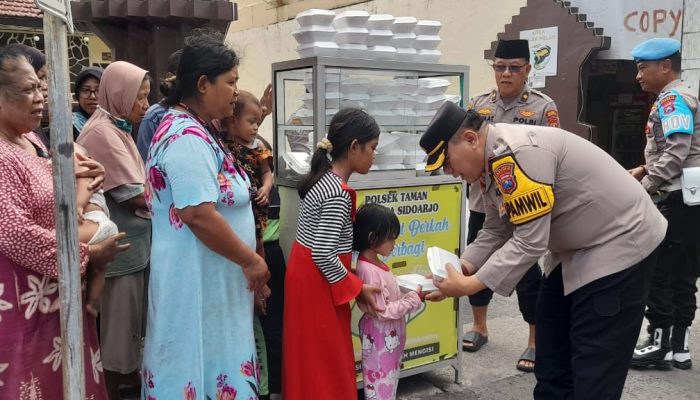 Polsek Taman Peduli Dengan Bagikan Makanan Gratis 