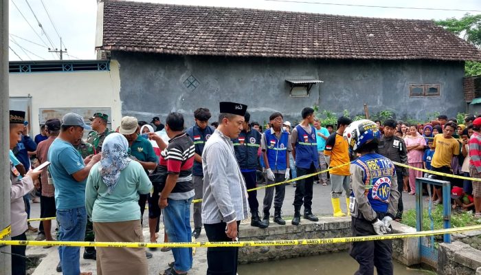Polsek Tarik Tangani Temuan Mayat, Diduga Peristiwa Laka Tunggal Yang Terjebur Ke Sungai 