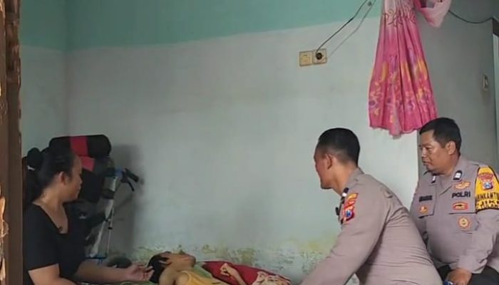 Bhabinkamtibmas Kebaron Tulangan Peduli Remaja Sakit Polio