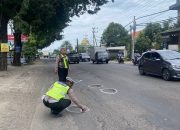 Peduli Keselamatan Berkendara, Polisi Di Sidoarjo Berikan Tanda Jalan Berlubang