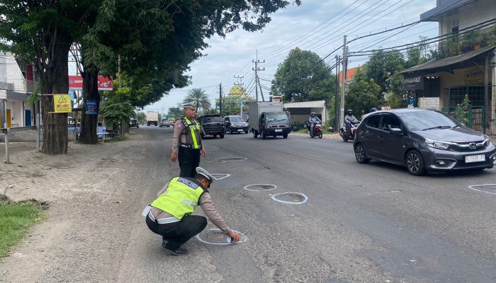 Peduli Keselamatan Berkendara, Polisi Di Sidoarjo Berikan Tanda Jalan Berlubang