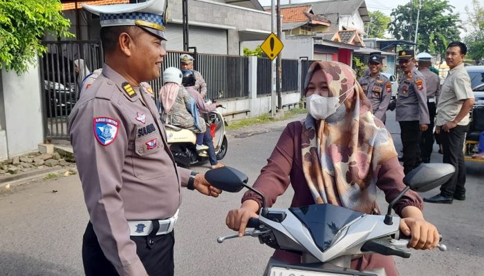Unit Lantas Polsek Taman Himbau Pengendara Tertib Lalin Dalam Operasi Keselamatan Semeru 2025