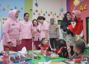 Yayasan Kemala Bhayangkari Daerah Jatim Bagikan Makan Bergizi Di Sidoarjo