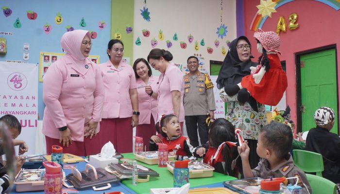 Yayasan Kemala Bhayangkari Daerah Jatim Bagikan Makan Bergizi Di Sidoarjo