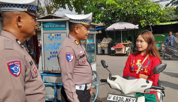 Kanit Lantas Polsek Taman Tegur Pengendara Roda Dua Yang Tidak Pake Helm 