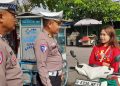 Kanit Lantas Polsek Taman Tegur Pengendara Roda Dua yang Tidak Pake Helm 