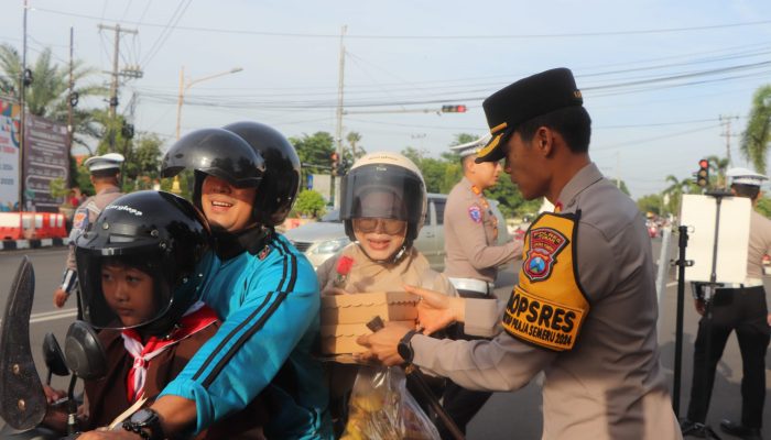 Operasi Keselamatan Semeru Di Jumat Berkah Polres Tuban Ajak Masyarakat Tertib Lalin Dengan Berbagi Nasi Kotak